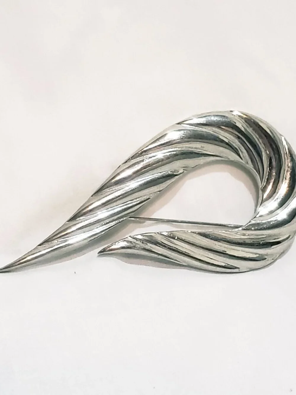 Open Swirl Grooved Silver Tone Brooch 4